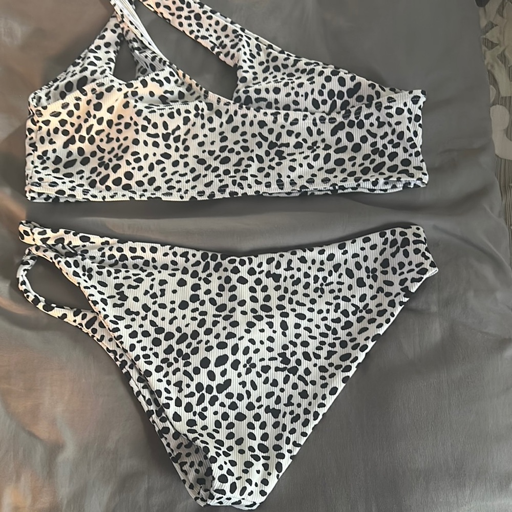 One-Shoulder Black and White Bikini Set - Picture 2 of 2